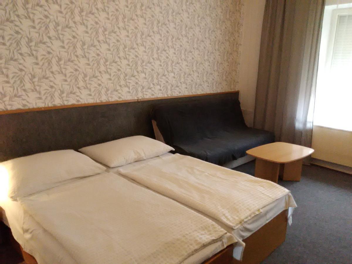Penzion Vis A Vis Trebic Bagian luar foto